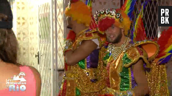 Les Marseillais à Rio : Paga avec sa tenue du Carnaval