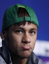  Neymar a prot&eacute;g&eacute; un enfant lors d'un entra&icirc;nement de l'&eacute;quipe du br&eacute;sil, le dimanche 8 mai 2014 