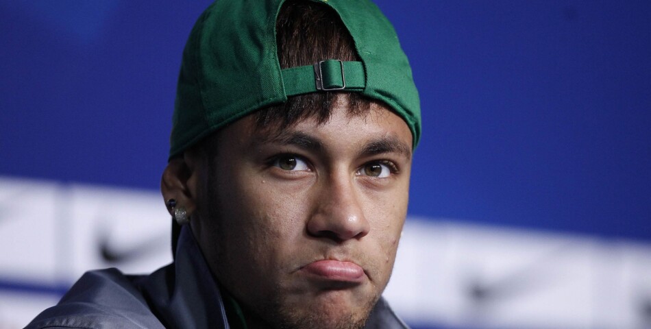  Neymar a prot&amp;eacute;g&amp;eacute; un enfant lors d&#039;un entra&amp;icirc;nement de l&#039;&amp;eacute;quipe du br&amp;eacute;sil, le dimanche 8 mai 2014 