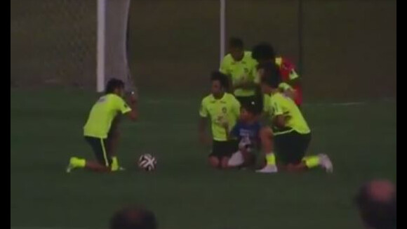 Neymar empêche (encore) un stadier de virer un enfant de la pelouse