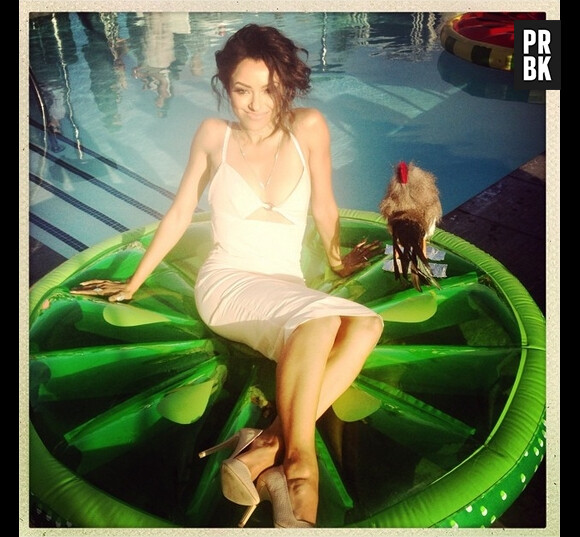 Kat Graham de Vampire Diaries sexy à la piscine