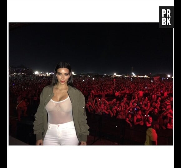Kim Kardashian montre ses seins pour un concert de Kanye West