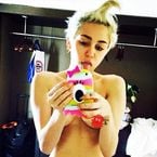 Miley Cyrus : selfie topless et moments de détente avec sa soeur