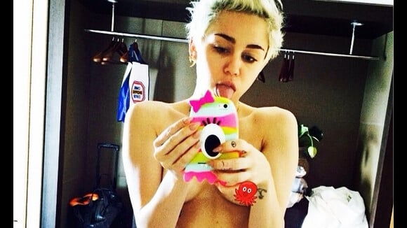 Miley Cyrus : selfie topless et moments de détente avec sa soeur