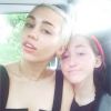 Miley Cyrus et sa soeur Noah posent