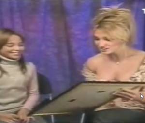 Priscilla reçoit un disque d'or des mains de Britney Spears en 2001