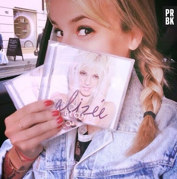 Alizée fait la promotion de son album "Blonde"