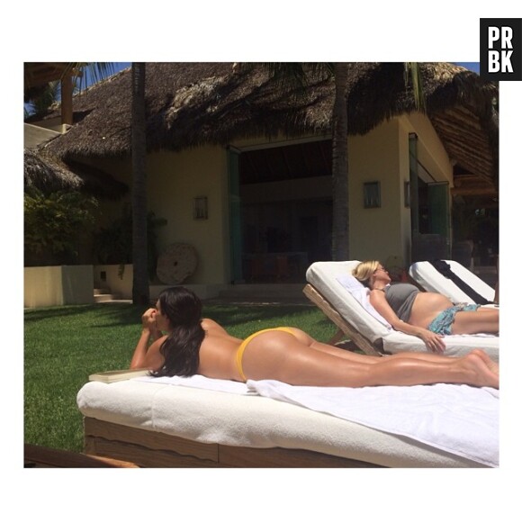 Kim Kardashian topless et bikini jaune sur Instagram