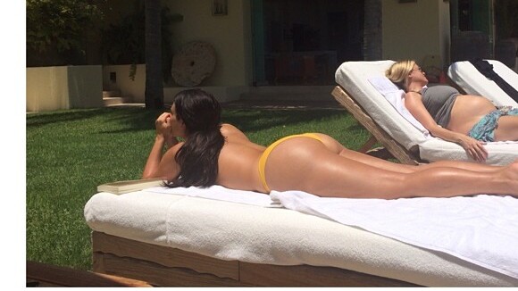 Kim Kardashian topless et en string : son bikini encore de sortie sur Instagram