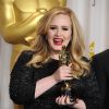 Adele souriante à la cérémonie des Oscars 2013