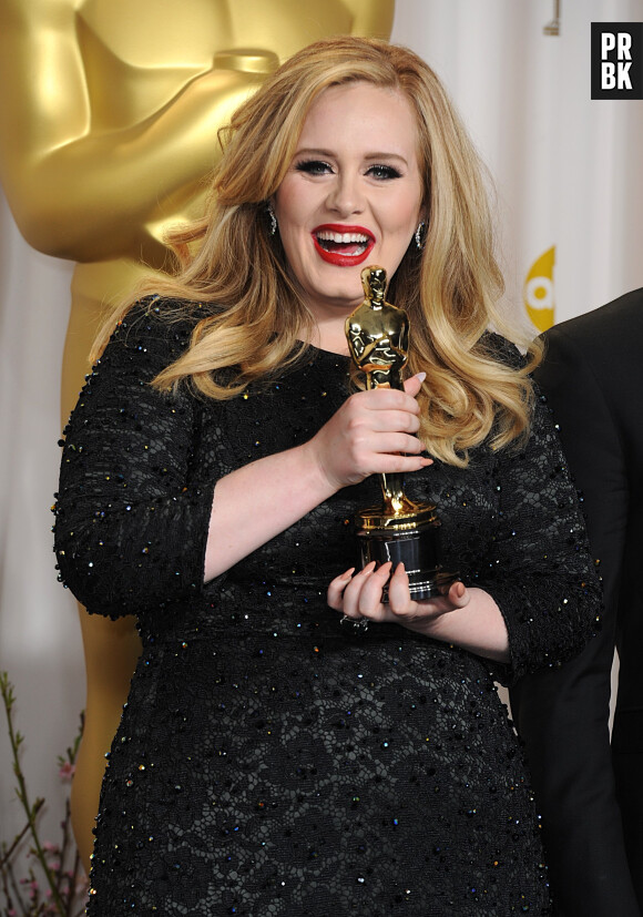 Adele souriante à la cérémonie des Oscars 2013