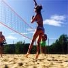 Laury Thilleman adepte du beach volley pendant ses vacances