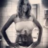 Laury Thilleman en plein moulage de son buste sur Instagram, le 22 août 2013