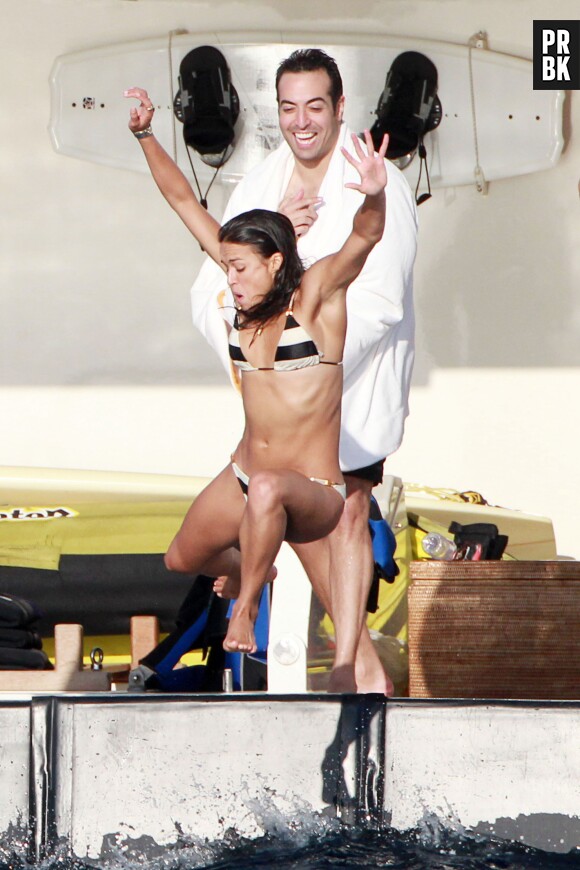 Michelle Rodriguez en plein plongeon à Ibiza, le 30 juillet 2014