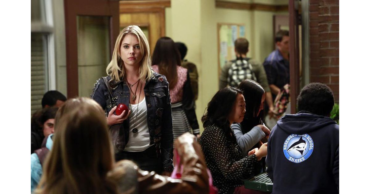 Pretty Little Liars saison 5, épisode 9 : Ashley Benson sur une photo