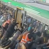 [VIDEO] Ils poussent un métro pour sauver la jambe coincée d'un voyageur