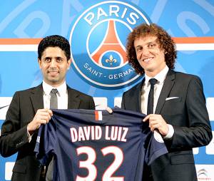David Luiz et le pr&eacute;sident du PSG prennent la pose, le 7 ao&ucirc;t 2014 &agrave; Paris