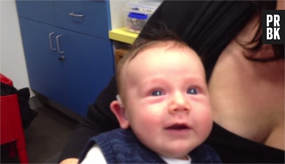 [VIDEO] Un bébé sourd de naissance entend pour la première fois la voix de ses parents grâce à un appareil auditif