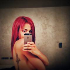 Shy'm topless, cheveux rouges et tatouage apparent sur Instagram