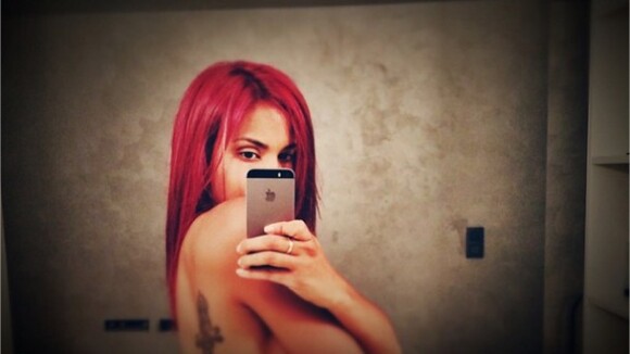 Shy'm topless, cheveux rouges et tatouage apparent sur Instagram