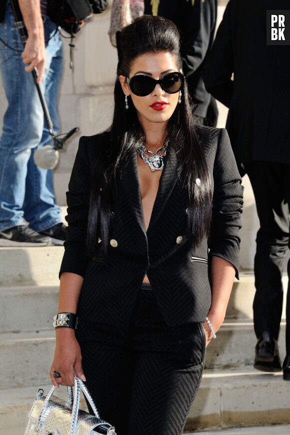 Ayem Nour très décolletée au défilé Versace pour la Fashion Week, le 6 juillet 2014 à Paris
