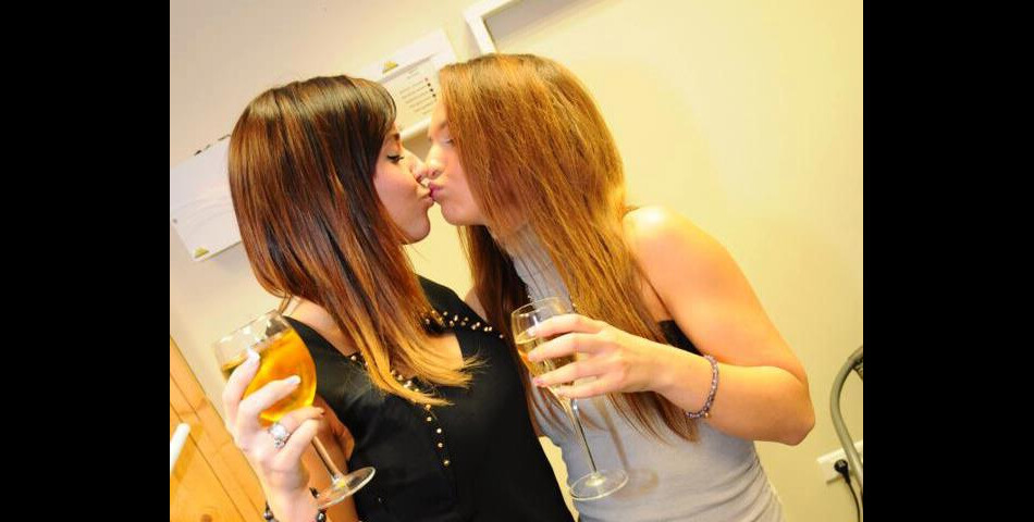 Kelly Helard : baiser lesbien avec sa meilleure copine