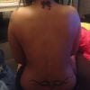 Kelly Helard topless pour montrer ses tatouages sexy