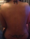 Kelly Helard topless pour montrer ses tatouages sexy