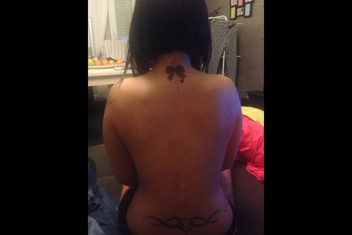 Photo : Kelly Helard topless pour montrer ses tatouages sexy - PureBreak