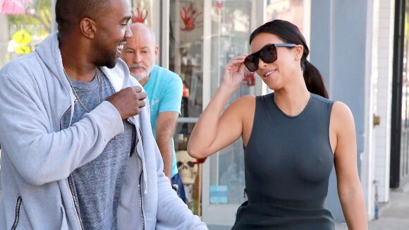 Kim Kardashian oublie son soutien-gorge et dévoile ses seins à Los Angeles
