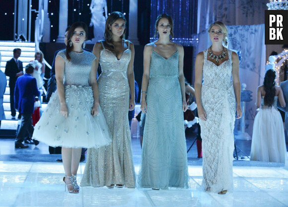 Pretty Little Liars saison 5, épisode 13 : Lucy Hale, Shay Mitchell, Troian Bellisarion et Ashley Benson sur une photo