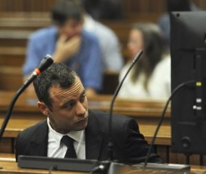 Oscar Pistorius dans le box des accus&eacute;s lors de son proc&egrave;s pour meurtre, le 6 mars 2014, &agrave; Pretoria.