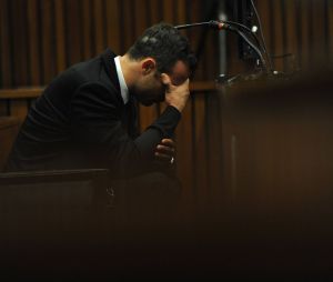 Oscar Pistorius dans le box des accus&eacute;s lors de son proc&egrave;s pour meurtre, le 6 mars 2014, &agrave; Pretoria.