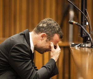 Oscar Pistorius dans le box des accus&eacute;s lors de son proc&egrave;s pour meurtre, le 6 mars 2014, &agrave; Pretoria.