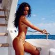 Rihanna topless sur un bateau pendant ses vacances