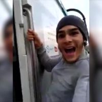 Deux ados voyagent en s'accrochant aux portes d'un RER