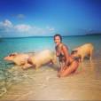  Irina Shayk pose avec des cochons sauvages aux Bahamas 