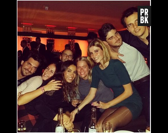 Alexandra Rosenfeld entourée de ses amis pour sa soirée d'anniversaire, le 22 novembre 2014