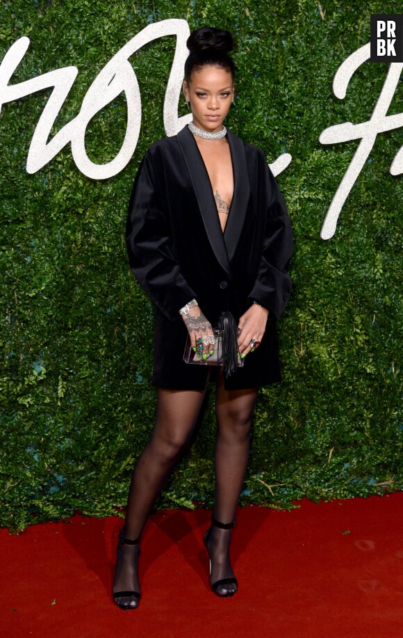 Rihanna nue sous sa veste aux British Fashion Awards 2014, le 1er décembre 2014 à Londres