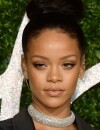 Rihanna : un maxi décolleté aux British Fashion Awards 2014, le 1er décembre 2014 à Londres
