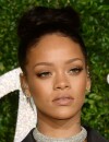 Rihanna zappe le soutien-gorge aux British Fashion Awards 2014, le 1er décembre 2014 à Londres