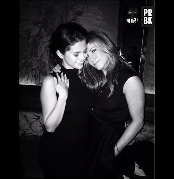 Selena Gomez pose avec Jennifer Aniston le 5 décembre 2014
