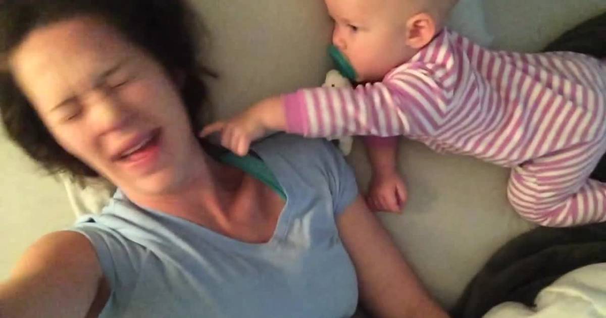 Quand Une Maman Essaye De Faire Une Sieste Avec Son Bebe Mission Impossible Purebreak