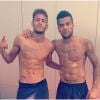 Neymar : torse tatoué au côté de Dani Alves