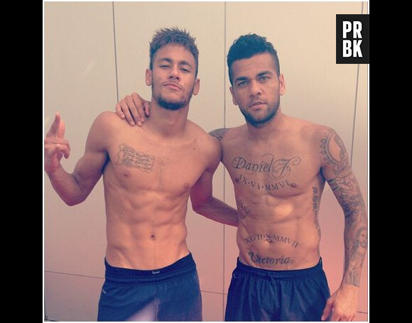 Neymar : torse tatoué au côté de Dani Alves