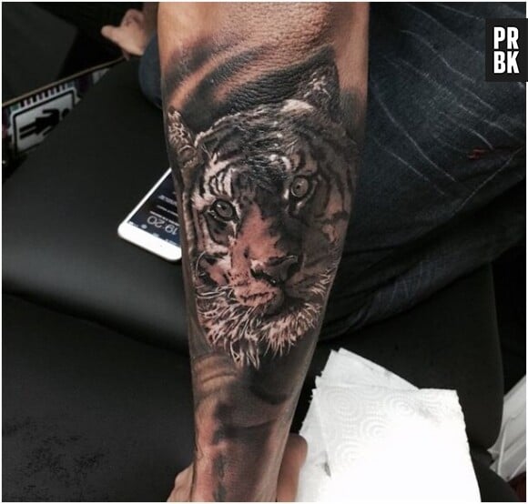 Neymar : tatouage de tigre sur le bras