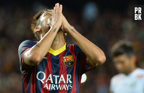 Neymar dévoile ses tatouages aux mains pendant un match du FC Barcelone