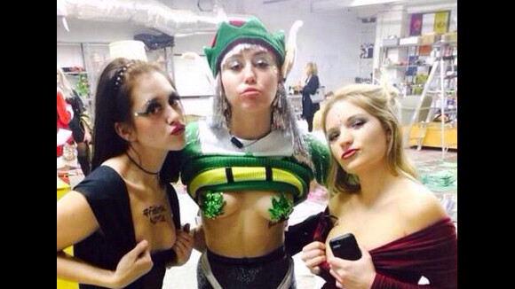 Miley Cyrus : danse topless et baiser lesbien, sa fête de Noël très sexy sur Instagram
