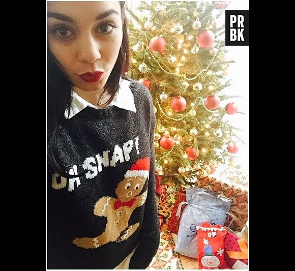 Vanessa Hudgens devant son sapin de Noël sur Instagram, le 25 décembre 2014