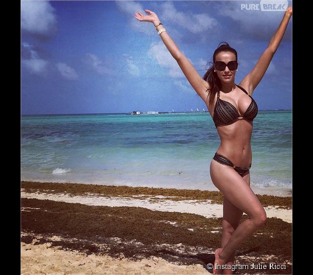 Julie Ricci en bikini lors de ses vacances à Punta Cana en janvier 2015